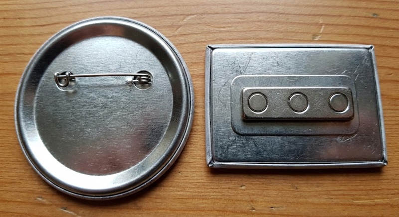 So sánh huy hiệu mặt ghim và huy hiệu mặt nam châm.