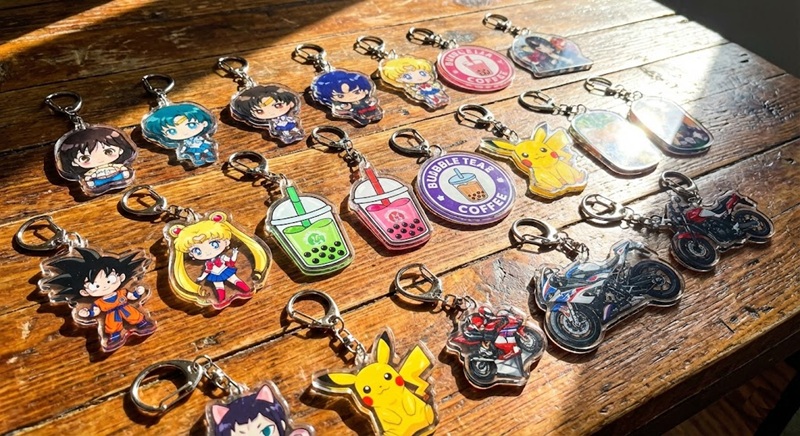 Các mẫu móc khóa mica cắt theo hình dáng yêu cầu đẹp mắt.