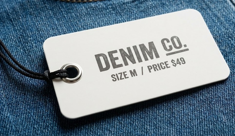 Mẫu thẻ treo quần áo in logo thương hiệu trên nền vải jean.