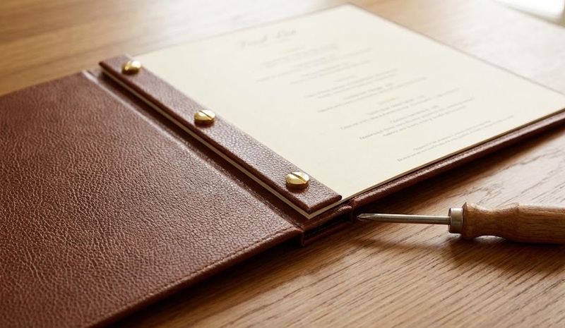 Menu bìa cứng đóng gáy ốc vít dễ thay ruột.