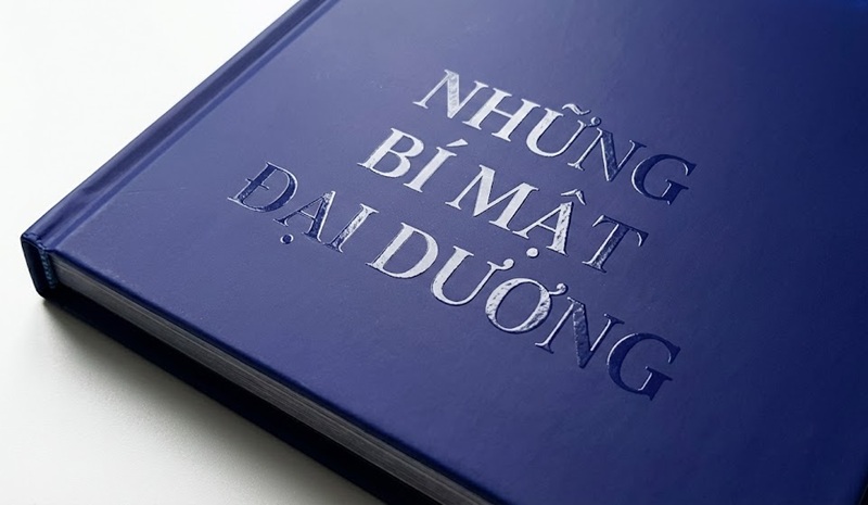 Hiệu ứng phủ UV định hình logo trên nền mờ.