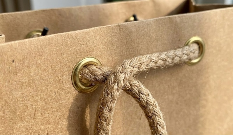 Gia công đóng mắt cáo và dây dù chịu lực cho túi giấy.