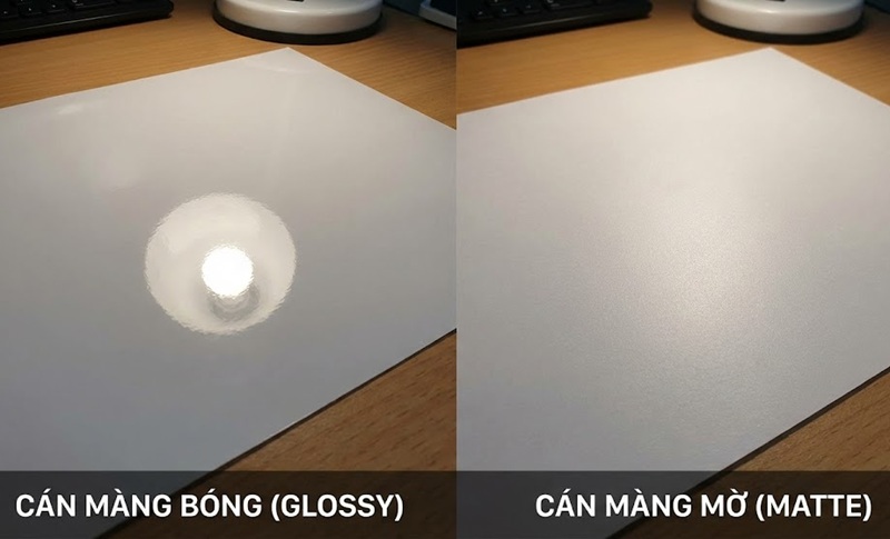Phân biệt màng bóng và màng mờ qua độ phản chiếu ánh sáng.