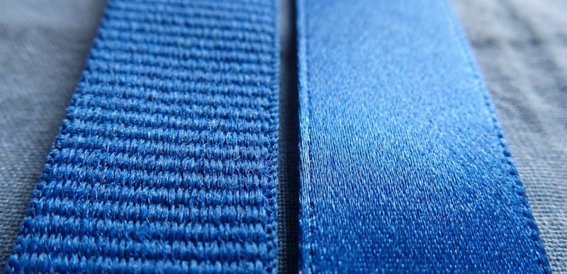 So sánh chất liệu dây đeo thẻ Poly và Satin lụa.