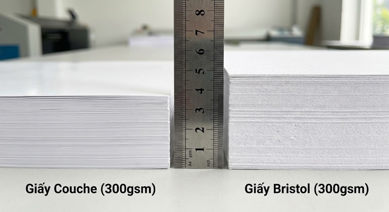 So sánh độ dày giữa giấy Couche và giấy Bristol trong in ấn.