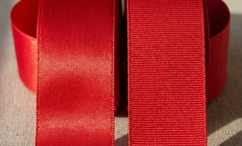 So sánh ruy băng lụa satin và ruy băng gân.