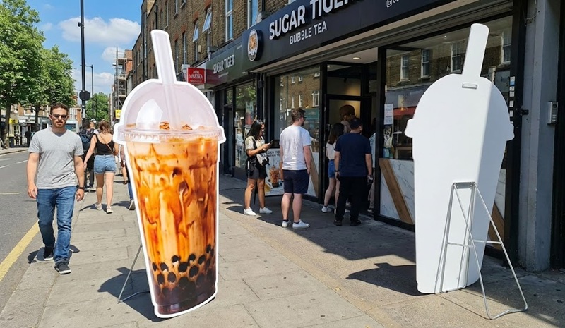 Standee mô hình ly trà sữa in PP cán format.