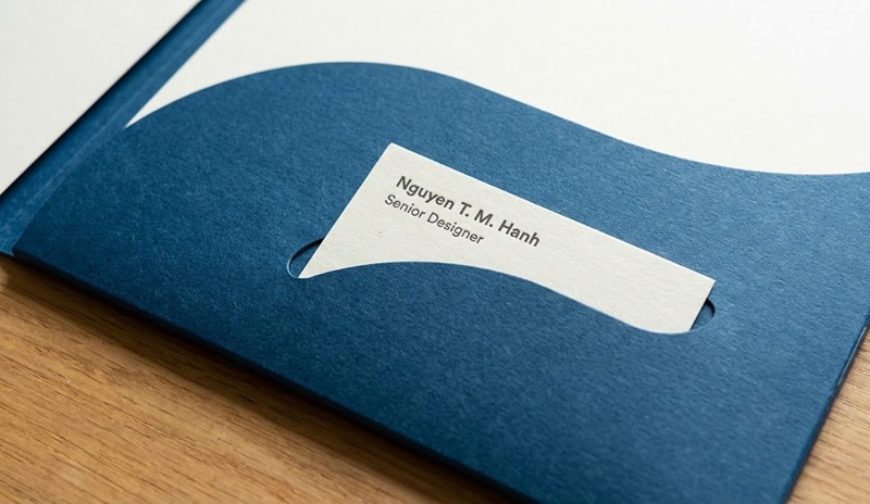 Tai cài folder kẹp card visit chuyên nghiệp.