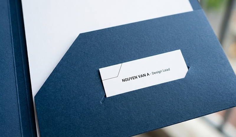 Chi tiết tai gấp folder có khe cắm card visit.