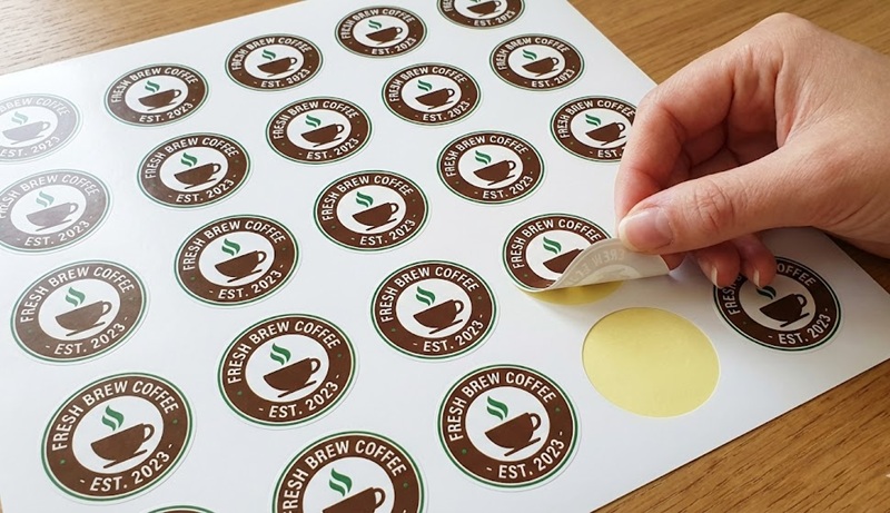 Tấm sticker logo dán ly đã bế demi sẵn.