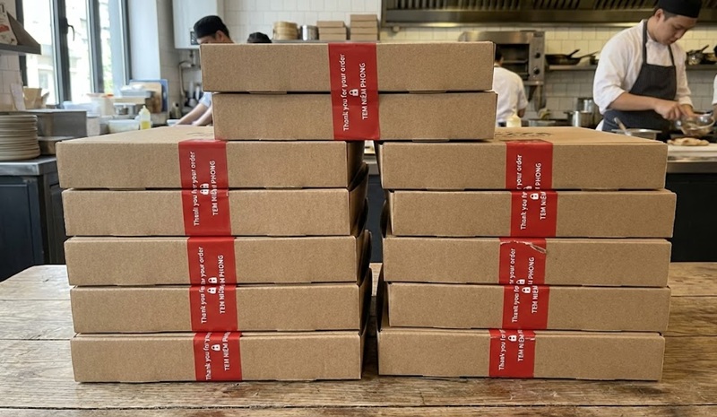 Tem niêm phong hộp thức ăn đảm bảo vệ sinh.