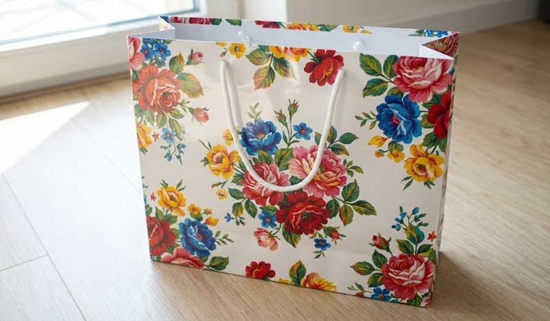 Túi giấy Ivory ép kim logo vàng sang trọng.