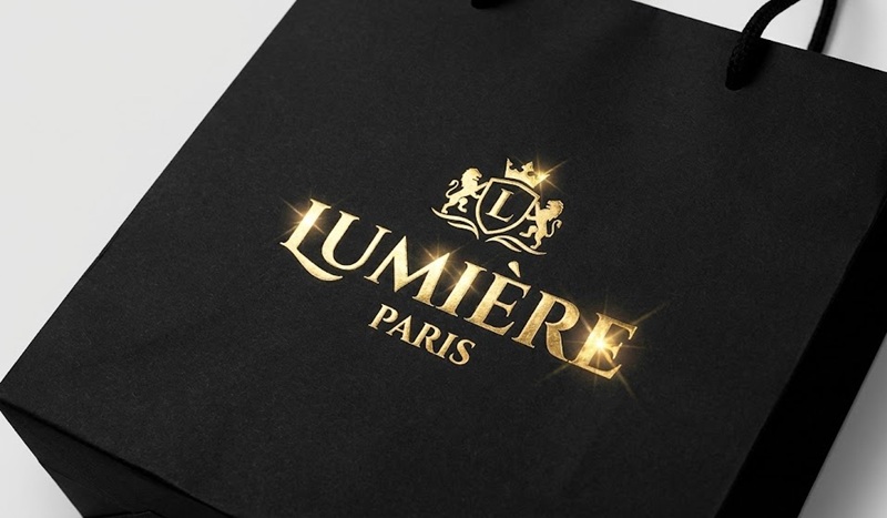 Kỹ thuật ép kim logo vàng trên túi giấy màu đen.