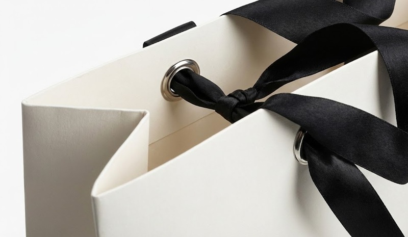 Túi giấy shop thời trang quai ruy băng sang trọng.