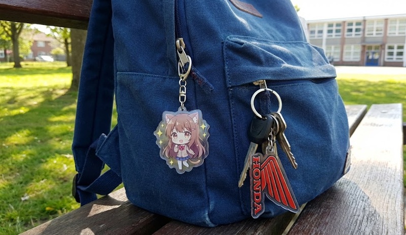 Ứng dụng móc khóa mica làm quà tặng và trang trí balo.