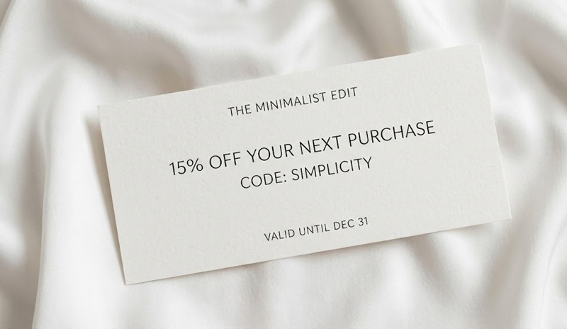 Mẫu thiết kế voucher thời trang phong cách tối giản.