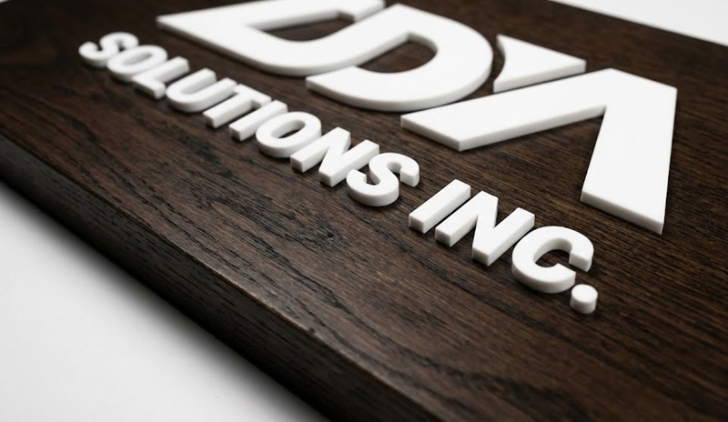 Làm bảng hiệu gỗ gắn chữ nổi mica trắng 3D quầy lễ tân.