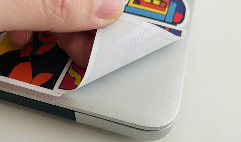 Cận cảnh bóc sticker dán laptop không để lại keo thừa.