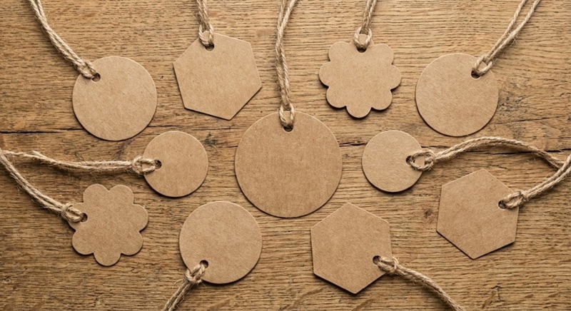 Các mẫu tag treo quần áo giấy kraft hình dáng độc đáo.