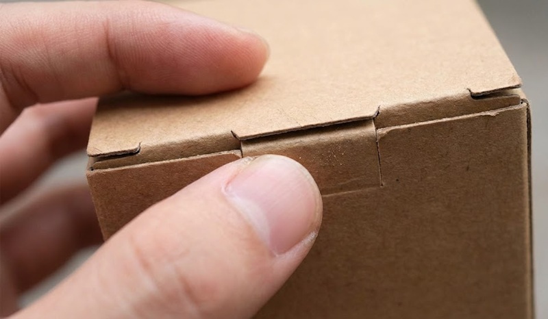 Thao tác đóng hộp giấy nắp gài nhanh chóng.