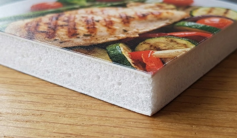 Cấu tạo menu bồi formex dày dặn và nhẹ.