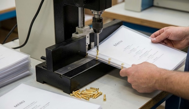 Gia công đóng gáy ốc vít cho menu nhựa dể thay đổi nội dung.