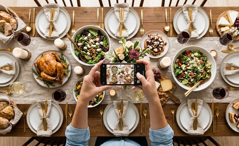 Góc chụp ảnh món ăn flatlay từ trên xuống bằng điện thoại.