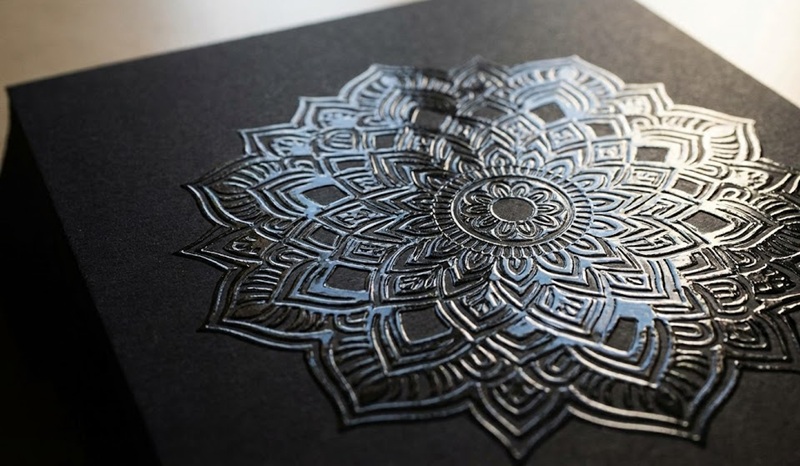 Hiệu ứng in UV phủ bóng cục bộ 3D nổi trên nền nhám.