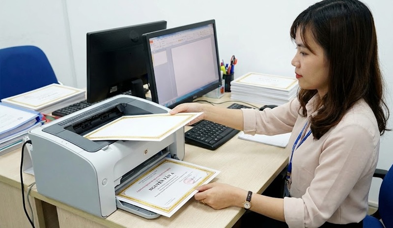 Cách in tên lên phôi bằng khen bằng máy in văn phòng.