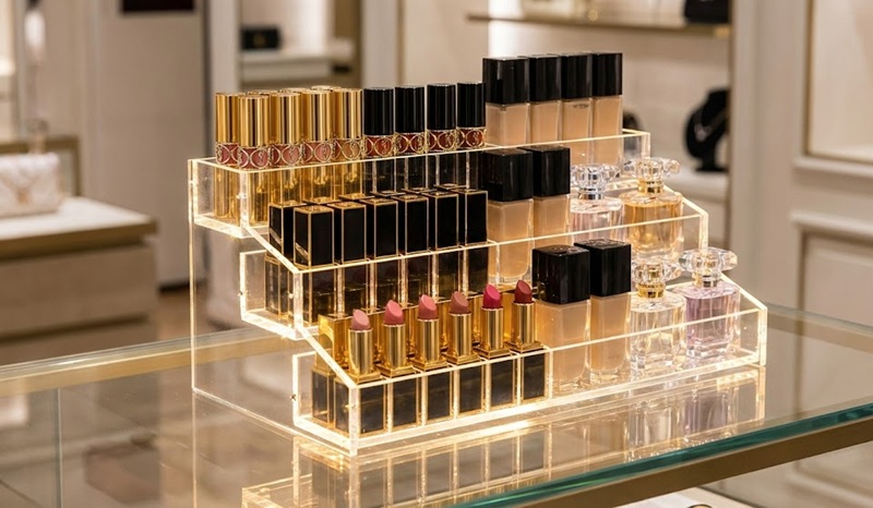 Kệ mica 3 tầng trong suốt trưng bày mỹ phẩm son môi cao cấp.