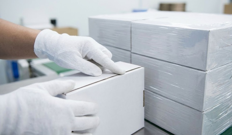 Nhân viên kiểm tra chất lượng gia công hộp giấy trước khi xuất xưởng.