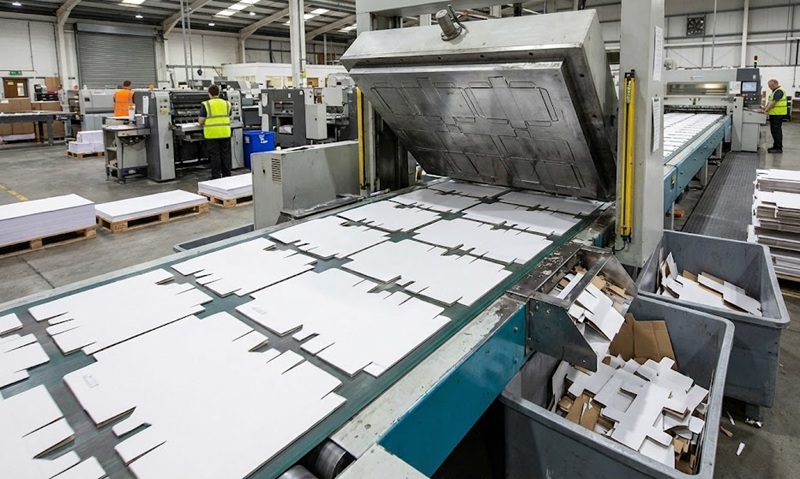 Quy trình bế khuôn hộp giấy nắp gài tại xưởng.