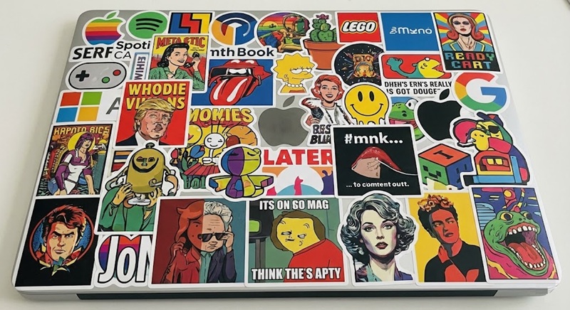 Nắp lưng Macbook dán đầy sticker nhựa PVC chống nước độc đáo.