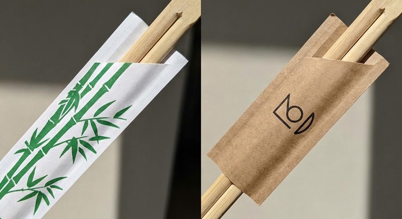 So sánh chất liệu giấy Ford trắng và giấy Kraft nâu in bao đũa.