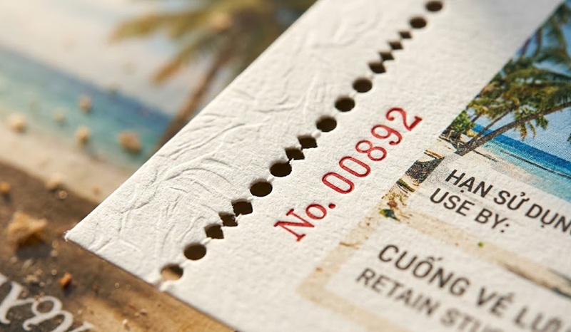 Cận cảnh đường cấn răng cưa xé cuống và số seri trên voucher du lịch.