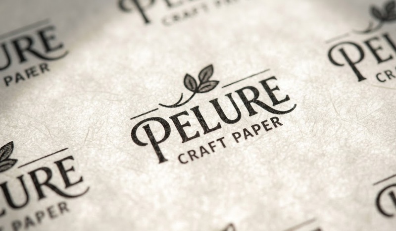 Cận cảnh bề mặt giấy Pelure trong mờ in logo sắc nét không bị lem mực.