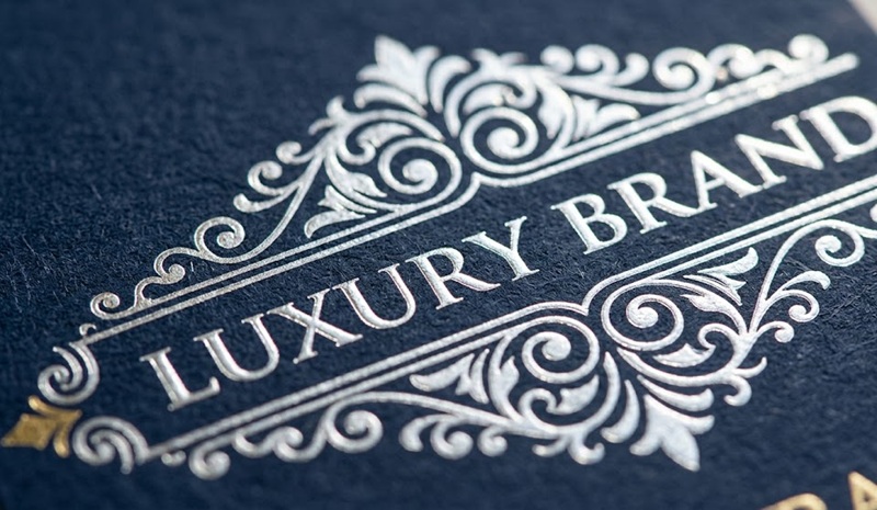 Cận cảnh độ sắc nét của kỹ thuật ép kim màu bạc trên nền decal giấy mỹ thuật.