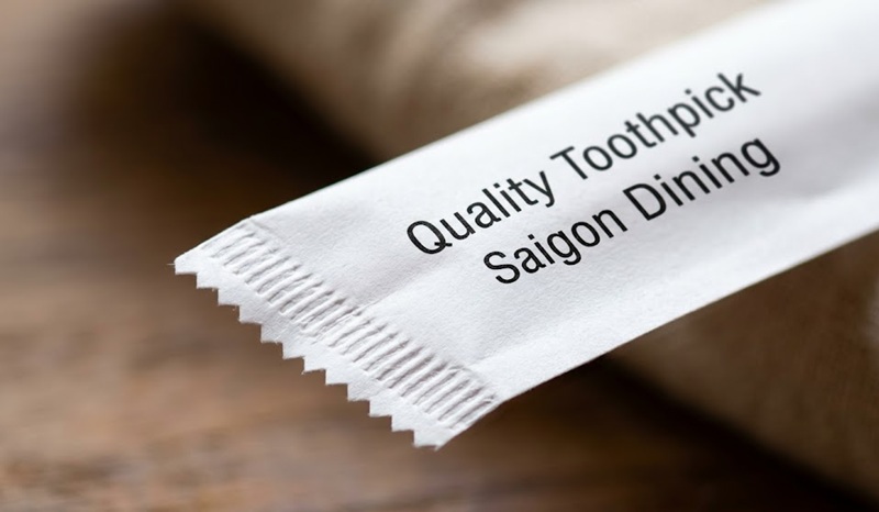 Cận cảnh chi tiết ép viền kín kẽ của vỏ bao tăm giấy nhà hàng.