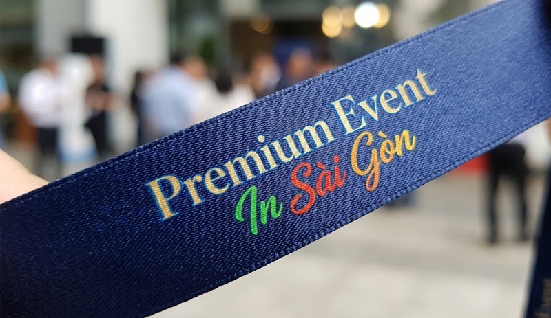 Cận cảnh độ sắc nét của công nghệ in chuyển nhiệt đa màu trên dây đeo thẻ satin.