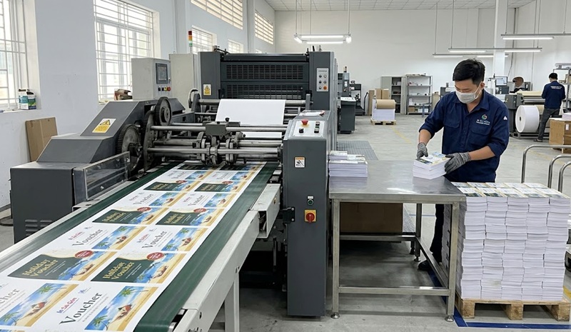 Quá trình gia công bế cấn răng cưa voucher du lịch tại xưởng In Sài Gòn.