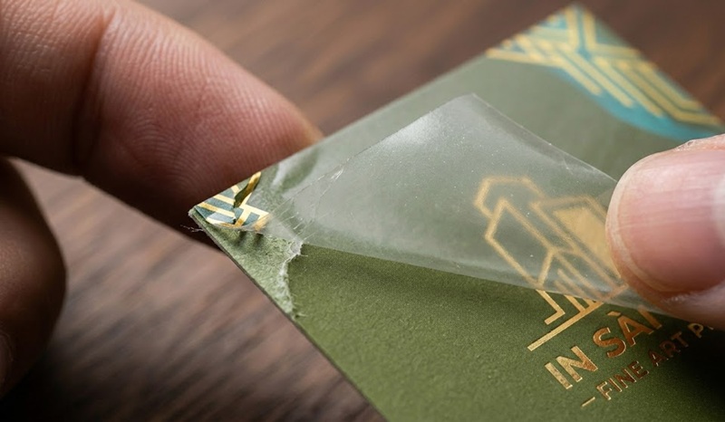 Cận cảnh lớp màng nilon bảo vệ cực dai được ép nhiệt lên bề mặt giấy Couche name card.