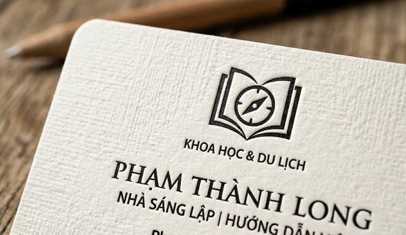 Cận cảnh hiệu ứng dập nổi (embossing) logo trên danh thiếp giấy mỹ thuật cao cấp.