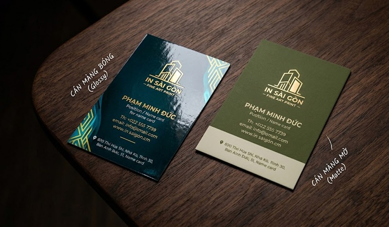 So sánh trực quan độ phản quang giữa name card cán màng bóng và cán màng mờ.