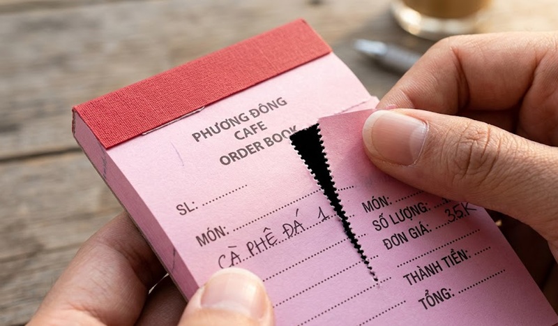 Kỹ thuật cấn đường xé răng cưa giúp xé tờ phiếu order thẳng thớm không bị rách giấy.