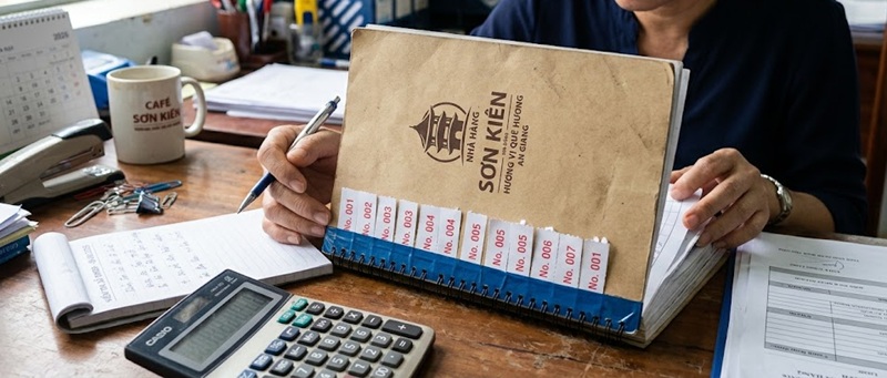 Cuống lưu giữ lại số nhảy mực đỏ bên trong gáy sổ order sau khi xé dọc đường răng cưa.