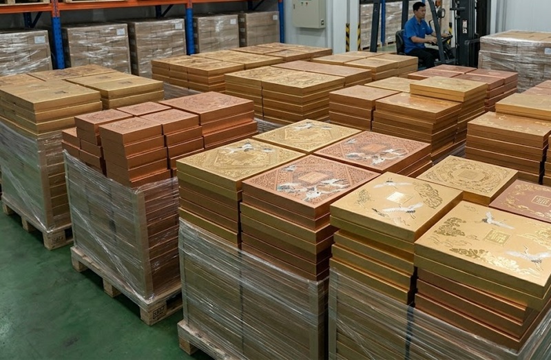 Thành phẩm hộp bánh trung thu cao cấp carton lạnh được hoàn thiện chỉn chu đúng tiến độ